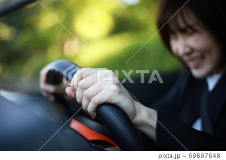 急ブレーキを踏む女性 急ブレーキを踏む女性 69897648