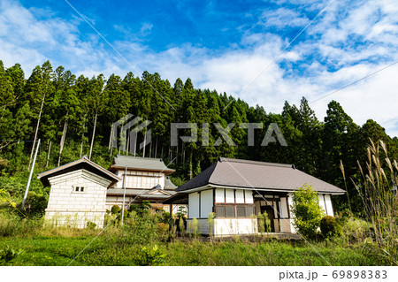 東北の田舎の伝統的な長屋門のある裕福農家 69898383