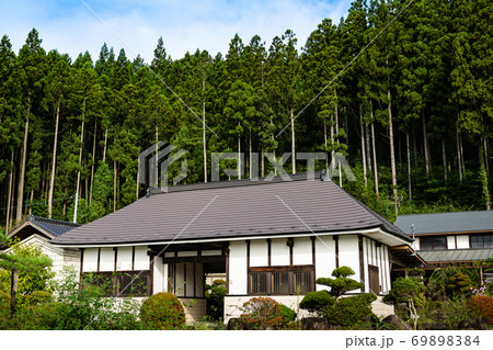 東北の田舎の伝統的な長屋門のある裕福農家 東北の田舎の伝統的な長屋門のある裕福農家 69898384