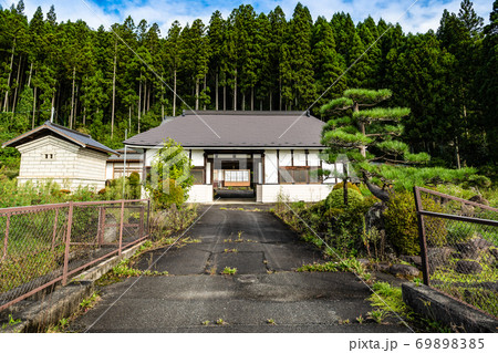 東北の田舎の伝統的な長屋門のある裕福農家 69898385