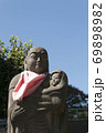 青空の下の子育地蔵音 69898982