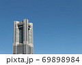 横浜ランドマークタワーと青い空 69898984