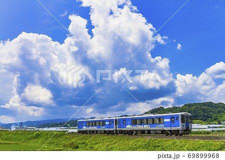 夏の雲と左沢線の列車 山形県山辺町 夏の雲と左沢線の列車 山形県山辺町 69899968