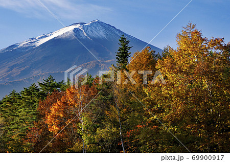 富士スバルラインより新雪と紅葉の富士山の写真素材