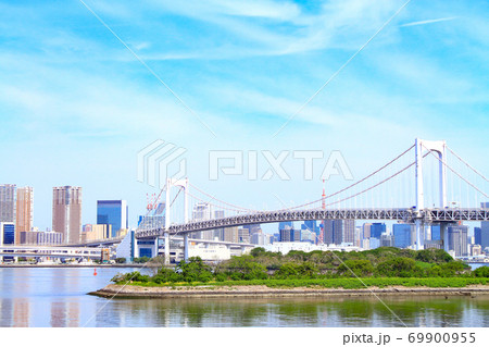 東京都、レインボーブリッジと東京タワーの風景 69900955