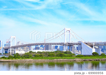 東京都、レインボーブリッジと東京タワーの風景 69900956