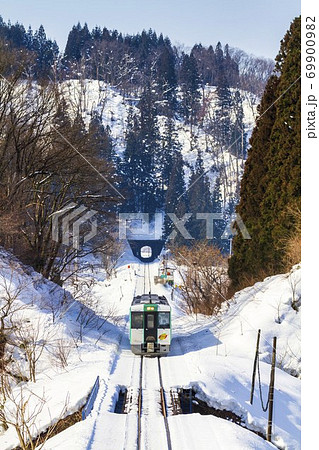 雪の上を走る陸羽西線の列車　山形県新庄市 69900982