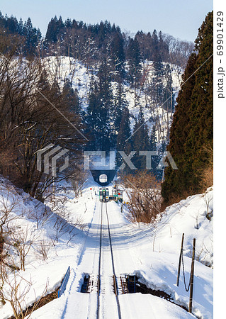雪の上を走る陸羽西線の列車 山形県新庄市 雪の上を走る陸羽西線の列車 山形県新庄市 69901429