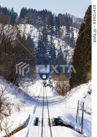 雪の上を走る陸羽西線の列車　山形県新庄市 69901430