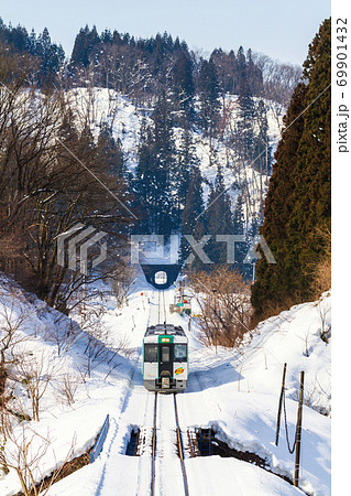 雪の上を走る陸羽西線の列車　山形県新庄市 69901432