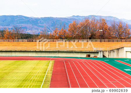 秋のあづま総合運動公園 あづま陸上競技場の陸上トラック 福島県福島市の写真素材