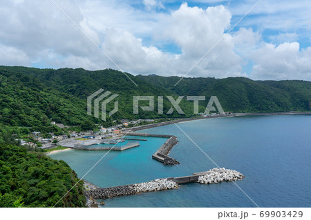 茅打バンタから見る宜名真漁港の風景 茅打バンタから見る宜名真漁港の風景 69903429