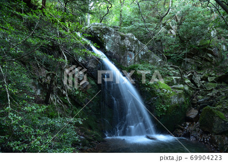 古屋不動滝の上段の滝　岡山県真庭市　 69904223