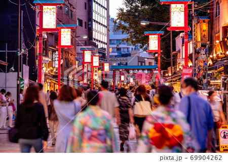 東京　浅草寺　夕方の伝法院通り 69904262