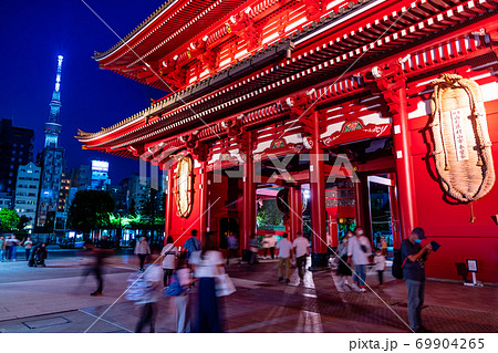 東京 浅草寺 宝蔵門とスカイツリーの写真素材
