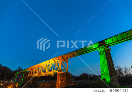 ライトアップされた一の戸川橋梁　福島県喜多方市 69904432