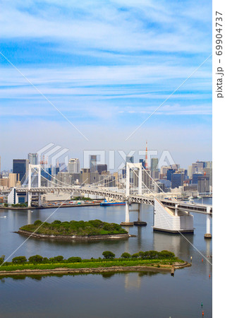 東京都、レインボーブリッジと東京タワーの風景 69904737