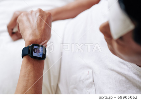 Telemedicine app on smartwatch 69905062