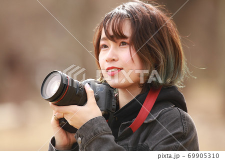 写真を撮る女性 写真を撮る女性 69905310