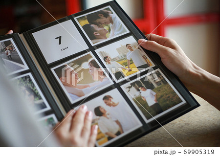 アルバムを見るカップル 69905319