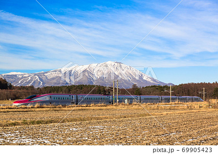 冬の岩手山と秋田新幹線こまち　岩手県雫石町 69905423