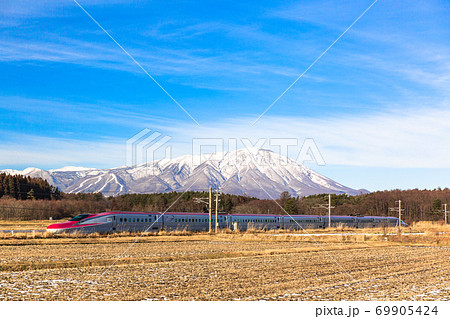 冬の岩手山と秋田新幹線こまち　岩手県雫石町 69905424