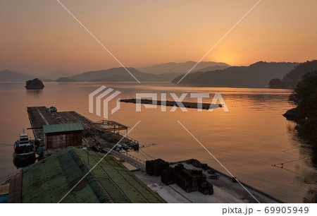 宇和海に浮かぶ養殖筏。 日本の漁村の風景。  69905949