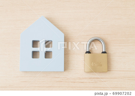 家と南京錠 家と南京錠 69907202