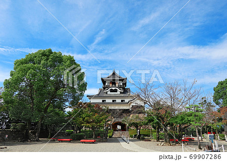 国宝犬山城を、本丸地上より望む〈愛知県犬山市〉 国宝犬山城を、本丸地上より望む〈愛知県犬山市〉 69907286