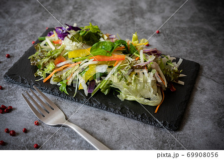 オシャレな野菜サラダ の写真素材