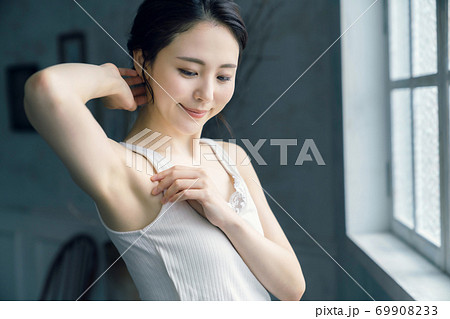 脱毛イメージ　美容　ボディケア 69908233