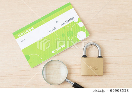 通帳と南京錠 69908538