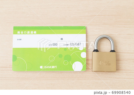 通帳と南京錠 69908540