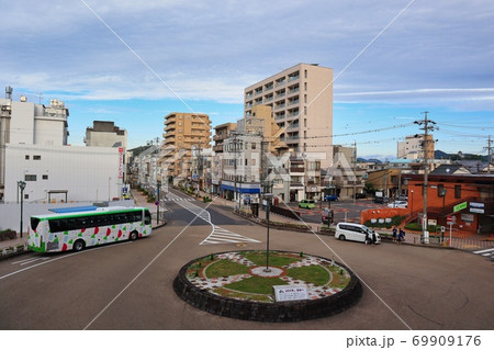 犬山駅西口ロータリーの都市風景 犬山駅西口ロータリーの都市風景 69909176