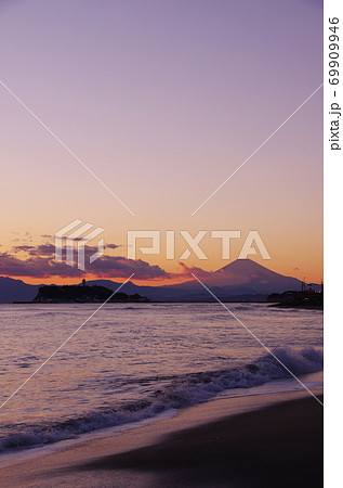 稲村ヶ崎から夕景の江の島と富士山を望む 69909946