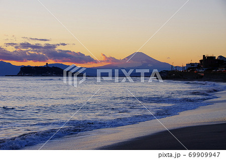 稲村ヶ崎から夕景の江の島と富士山を望む 69909947