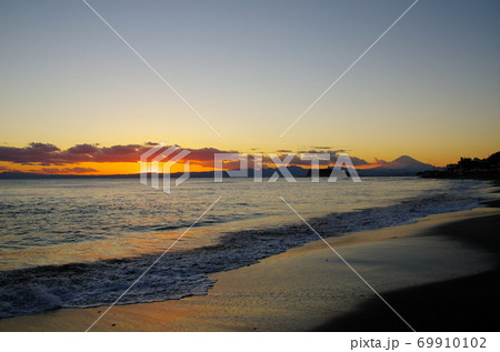 稲村ヶ崎の浜辺から夕景の江の島と富士山を望む（神奈川県鎌倉市） 69910102