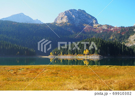 ドゥルミトル国立公園内にあるブラックレイク 69910302