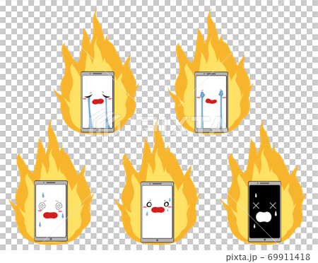 燃え上がる炎と泣いたり焦ったりしているスマホの炎上イメージの素材セット 69911418