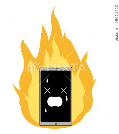 燃え上がる炎と困惑しているスマホの炎上イメージの素材 69911419