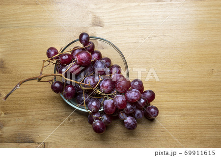 a bunch of pink grapes a bunch of pink grapes 69911615