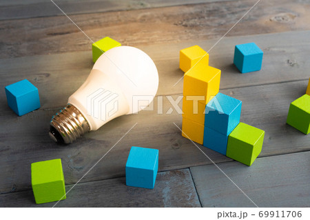 電気代　グラフ　電球 69911706