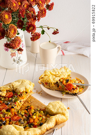 Pie with stewed vegetables Pie with stewed vegetables 69915822