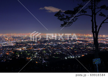 大阪府の六個山のわくわく展望台より大阪北部の夜景 大阪府の六個山のわくわく展望台より大阪北部の夜景 69916584