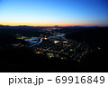 兵庫県出石町の有子山城跡より出石町のトワイライト夜景 69916849