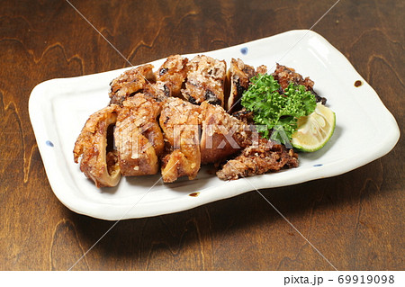 竜田揚げ、こんがり揚がったイカの竜田揚げ、二はい,パセリと柚子添え 竜田揚げ、こんがり揚がったイカの竜田揚げ、二はい,パセリと柚子添え 69919098