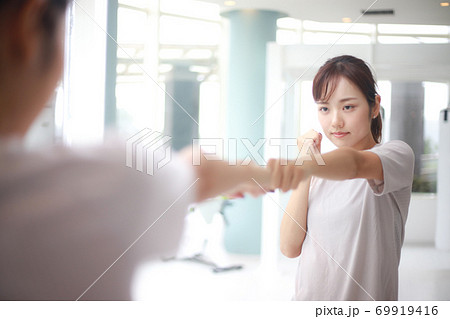 シャドーボクシングをする女性 69919416