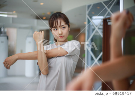 ストレッチをする女性 ストレッチをする女性 69919417