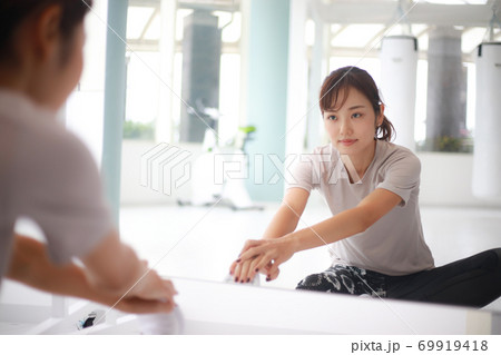 ストレッチをする女性 ストレッチをする女性 69919418