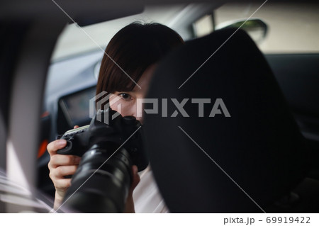 車内から写真を撮る女性 69919422